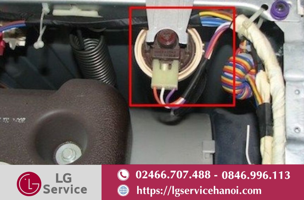Nguyên nhân máy giặt LG báo lỗi PE có thể do giắc cắm phao áp suất bị oxy hoá