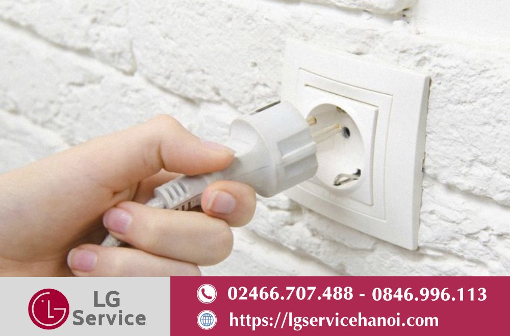 Phích cắm điện bị tuột hoặc lỏng cũng là nguyên nhân khiến máy giặt LG gặp lỗi AE