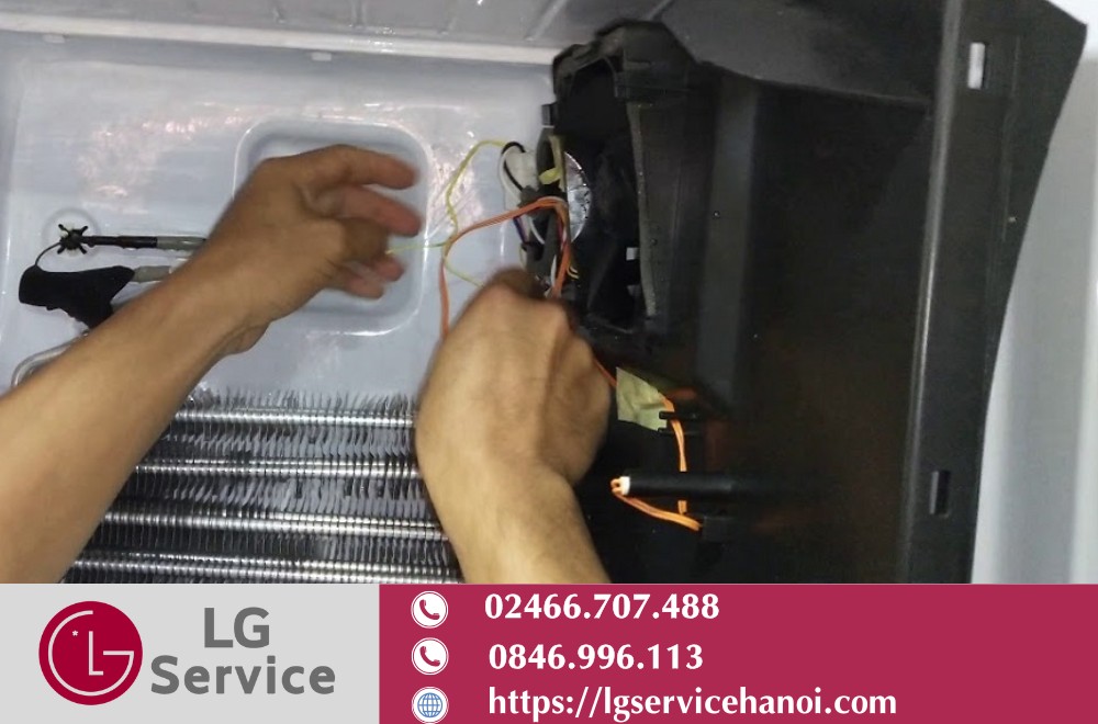 Cảm biến nhiệt độ dàn lạnh đo nhiệt độ trong ngăn đá hoặc dàn lạnh và gửi tín hiệu về bo mạch để điều chỉnh chu trình làm lạnh.