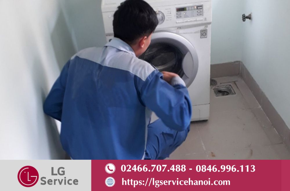 Nhân viên tiến hành sửa chữa máy giặt LG